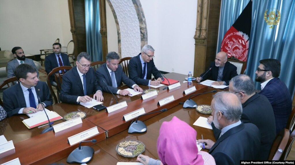 محمد اشرف غنی رئیس جمهوری افغانستان حین دیدار با مارکس پوتزل نماینده خاص آلمان برای افغانستان و پاکستان در کابل. 