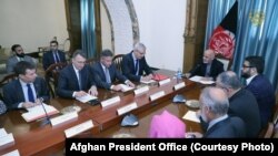 محمد اشرف غنی رئیس جمهوری افغانستان حین دیدار با مارکس پوتزل نماینده خاص آلمان برای افغانستان و پاکستان در کابل. 