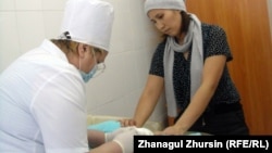 В клинике «Актобе» делают прививку ребенку. Актобе, 25 января 2013 года. 