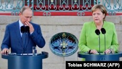 Анґела Меркель і Володимир Путін перед переговорами у резиденції Мезеберґ поблизу Берліна, 18 серпня 2018 року