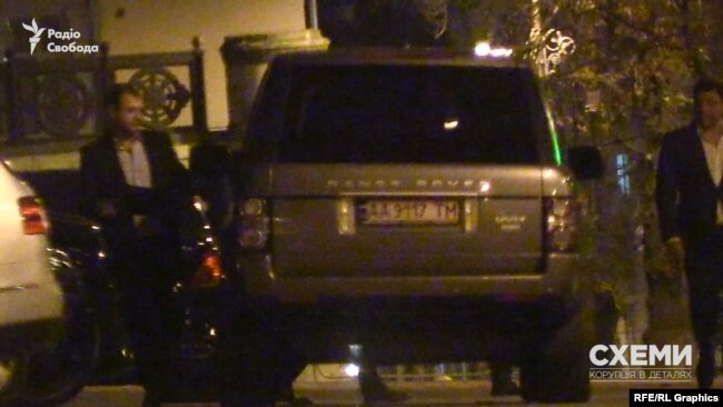 Cтоличний забудовник Мхітарян вийшов з Кабміну й сів у авто, але не своє Cтоличний забудовник Мхітарян вийшов з Кабміну й сів у авто, але не своє