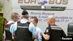 Французька поліція біля автобуса з російськими вболівальниками поблизу Канн, 14 червня 2016 року