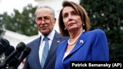 Nümayəndələr Palatasının demokrat spikeri Nancy Pelosi (sağda) və senator Chuck Schumer 