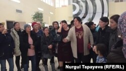Бонувони қазоқ дар долони бинои ҳукумат