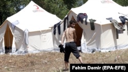 Migrant u šatorskom kampu u Bihaću, 16. juni, 2019.
