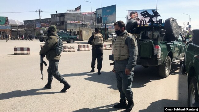 Полицейские на месте обстрела в Кабуле, 7 марта 2019 года