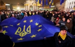Учасники Євромайдану вийшли з прапором ЄС. 22 листопада 2013 року