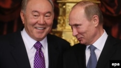 Nursultan Nazarbayev (solda) və Vladimir Putin