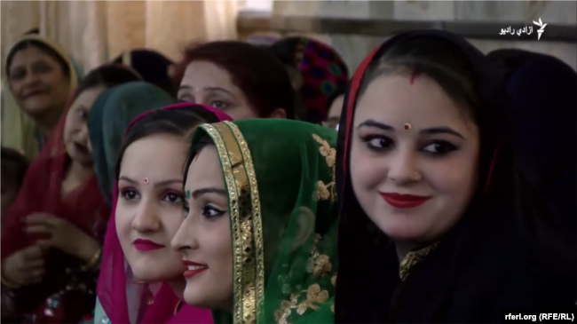 Siket dhe hindut e Afganistanit duke e festuar ceremoninë e tyre të vitit të ri në Kabul në vitin 2018. Afghan Hindu and Sikh citizens celebrate their new year ceremony in Kabul in 2018.