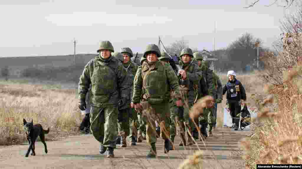 Російські гібридні сили відходять до нових позицій в Петрівському