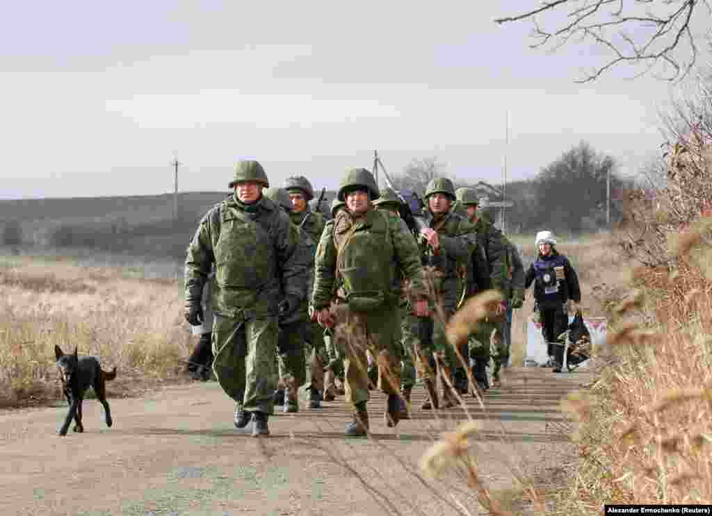 Російські гібридні сили відходять до нових позицій в Петрівському