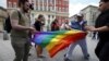 Protestatari anti-gay, atacând un grup de activiști LGBT la Moscova (imagine de arhivă)