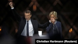 Эммануэль и Брижит Макрон после объявления итогов выборов президента Франции 7 мая 2017 года (архивное фото).