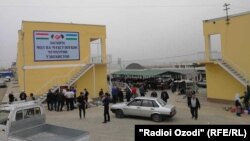 An Uzbek "Navbahor" market in Tajik Isfara city