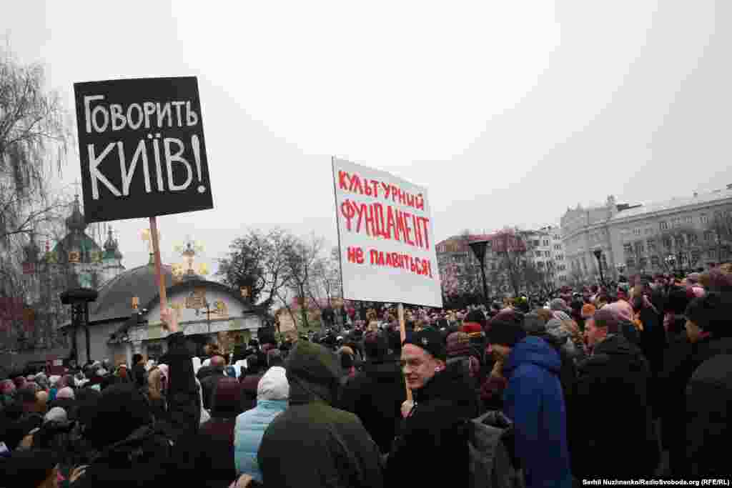 &laquo;Згідно з чинним законодавством, у буферній (захисній) зоні національного заповідника &laquo;Софія Київська&raquo; та у пам&#39;ятко-охоронній зоні історичної частини Києва не можна будувати подібних споруд, як та, що тут незаконно збудована&raquo;, &ndash;&nbsp;пояснила Радіо Свобода правник, громадський активіст Марина Соловйова