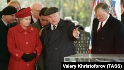 Moscow Mayor Yury Luzhkov (center) shows Queen Elizabeth II of the United Kingdom (front left) the model of a new British Embassy in Russia during her official visit in 1994.