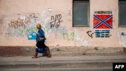 Флаг "Новороссии" и телефоны для записи в "ополчение" – граффити на одной из улиц Донецка