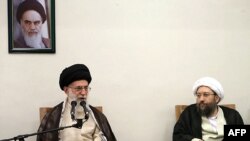 آیت الله صادق لاریجانی (راست) در واکنش به درخواست نمایندگان مجلس برای محاکمه میر حسین موسوی و مهدی کروبی گفته است که بر خلاف نظر رهبر جمهوری اسلامی عمل نمی کنم.