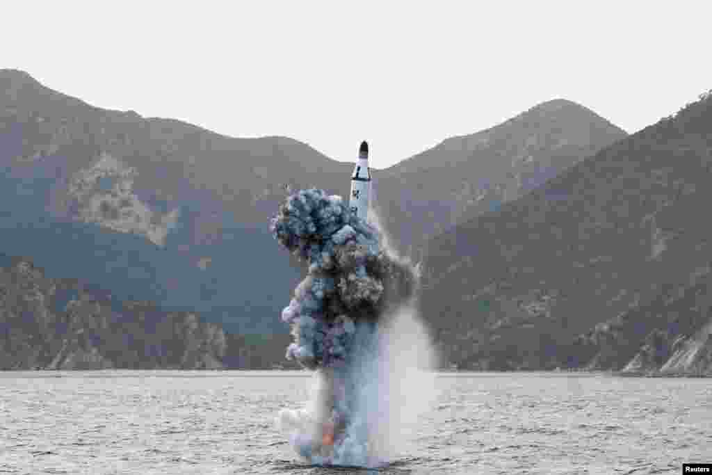 Запуск северокорейской баллистической ракеты, способной нести ядерный боезаряд. 24 апреля 2016 года.