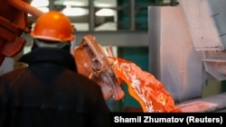 Рабочий на предприятии цветной металлургии в Казахстане