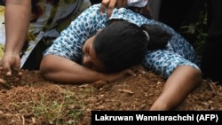Porodice oplakuju svoje najmilije tokom masovne sahrane ubijenih u Kolombu