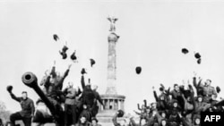 Sovet əsgərləri Berlində qələbəni bayram edirlər, may 1945