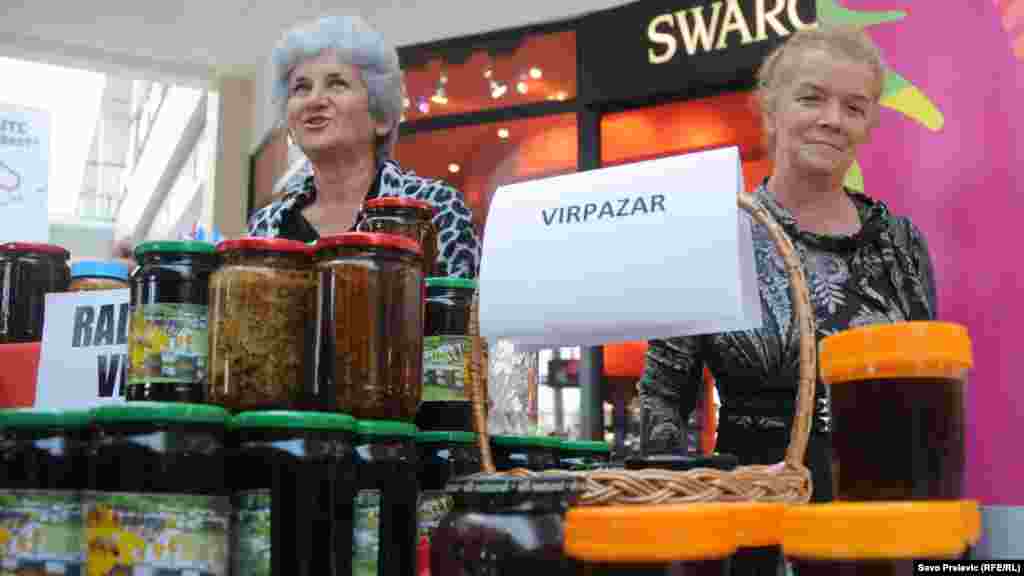 Crna Gora - Na Međunarodni dan žena sa sela u Podgorici su na sajmu predstavljeni proizvodi iz kućne radinosti, 15. oktobar 2013. Foto: RSE / Savo Prelević 