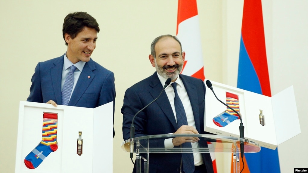 Пашинян подарил премьеру Канады носки