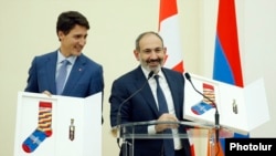 Премьер-министр Армении Никол Пашинян (справа) и премьер-министр Канады Джастин Трюдо в Ереване, 12 октября 2018 г.