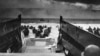 Американские солдаты высаживаются на пляже «Омаха» в Нормандии. 6 июня 1944 года. 