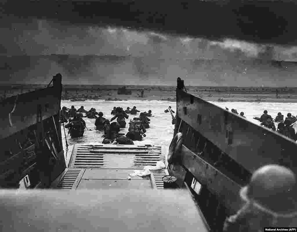 Эта фотография, предоставленная Национальным архивом, сделана в момент высадки войск американской армии на берег Омаха-Бич во Франции во время Дня &laquo;Д&raquo;, 6 июня 1944
