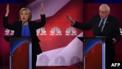 Демократические кандидаты в президенты США Хиллари Клинтон (слева) и Берни Сандерс участвуют в предвыборных дебатах на NBC News. Чарльстон, Южная Каролина, 17 января 2016 года.