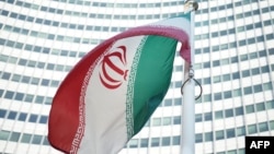 Прапор Ірану перед будівлею у Відні, в якій працює МАГАТЕ