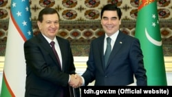 Uzbek President Shavkat Mirziyaev (left) and Turkmen President Gurbanguly Berdymukhammedov shake hands on March 7.