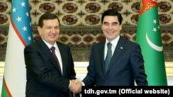 Президенты Узбекистана и Туркменистана Шавкат Мирзияев и Гурбангулы Бердымухаммедов. Ашхабад, 6 марта 2017 года.