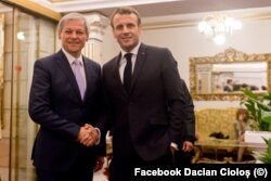 Dacian Cioloș și președintele Franței, Emmanuel Macron. Europarlamentarul a fost liderul grupului RENEW până în toamna lui 2021.