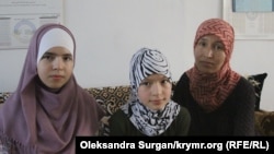 Слева направо: дочери Эдема Смаилова Алие, Эсма и супруга Лиля в доме