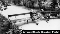 Vyanada intihar. Şəkil Sovet Ordusunun Avstriya paytaxtına girişindən sonra çəkilib. Müttəfiqlər nasist ərazilərində irəliləyərkən, kütləvi intiharlar adi hal sayılırmış.