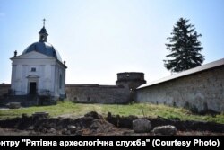 Монастирський комплекс, де є давній цвинтар