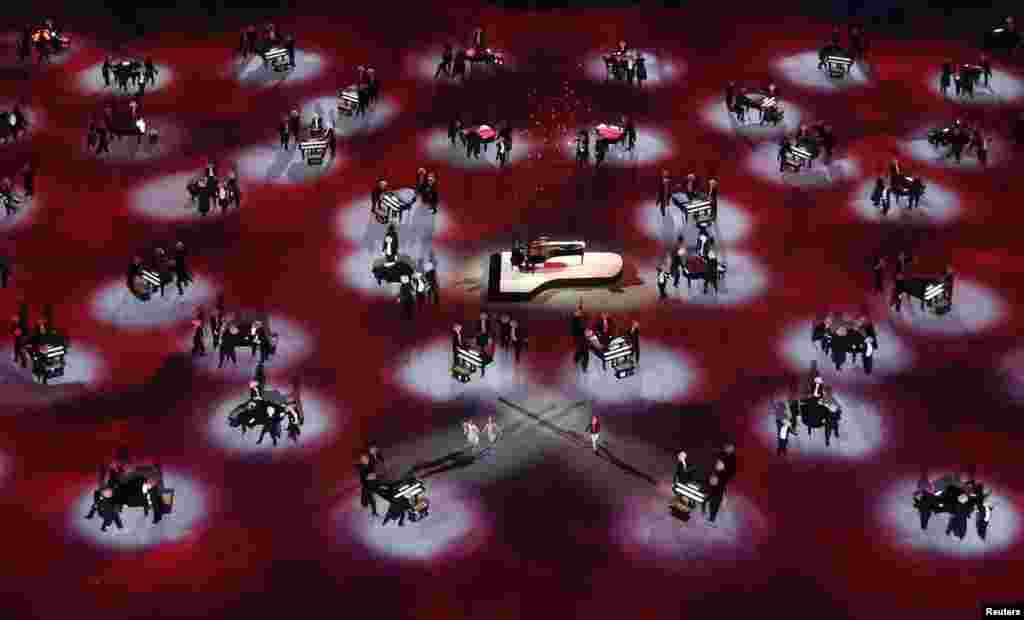 Russian pianist Denis Matsuev (center) performs during the closing ceremony. (Reuters/Pawel Kopczynski)