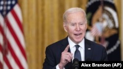 Președintele SUA, Joe Biden, spune că nu are dovezi că Rusia ar fi început retragerea trupelor de la granițele Ucrainei, așa cum pretinde că ar face. Mai mult, a avansat cifra de 150.000 de militari ruși mobilizați, față de peste 130.000 cât se estima până acum.