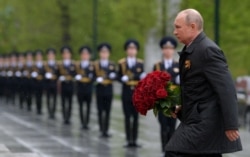 Президент Владимир Путин принял участие в церемонии возложения цветов к могиле Неизвестного Солдата. Москва, 9 мая 2020 года.