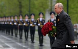 Владимир Путин возлагает цветы к могиле Неизвестного солдата. Москва, 9 мая 2020 года