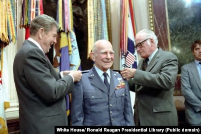 Қыздар бөксесін жайып жіберді