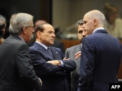 George Papandreou i Silvio Berlusconi u razgovoru sa Jean-Claude Junckerom, 26. oktobar 2011