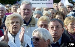Акция протеста немецких пенсионеров против против социально-экономических реформ правительства канцлера Герхарда Шрёдера, предусматривавших сокращение пенсионных и социальных выплат, Берлин, 13 октября 2003 года