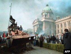 Demonstranti na buldožeru ispred Skupštine Srbije, Beograd, 5. oktobar 2000.