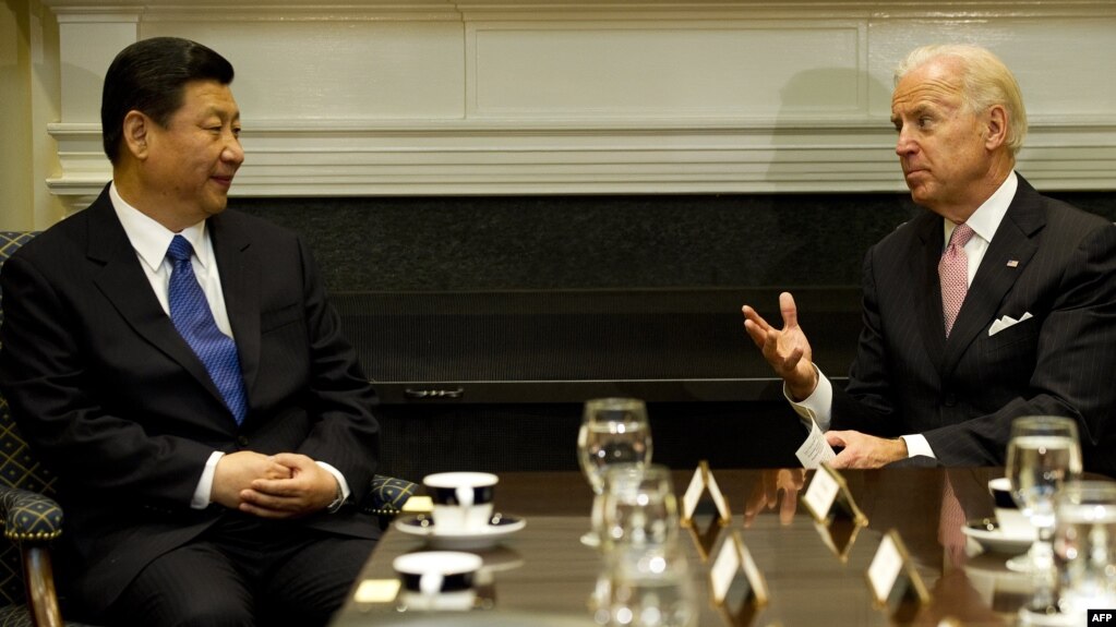Presidenti amerikan, Joe Biden (djathtas) gjatë një takimi me presidentin kinez, Xi Jinping më 2012 në Uashington.