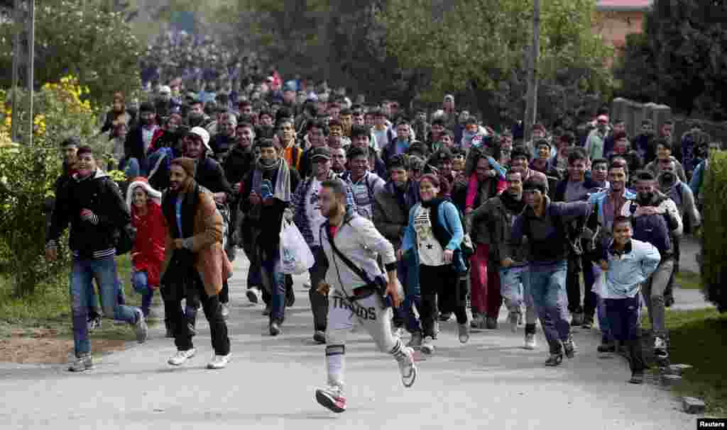 Migrants run toward the Austrian border from Hegyeshalom, Hungary. (Reuters/Leonhard Foeger)