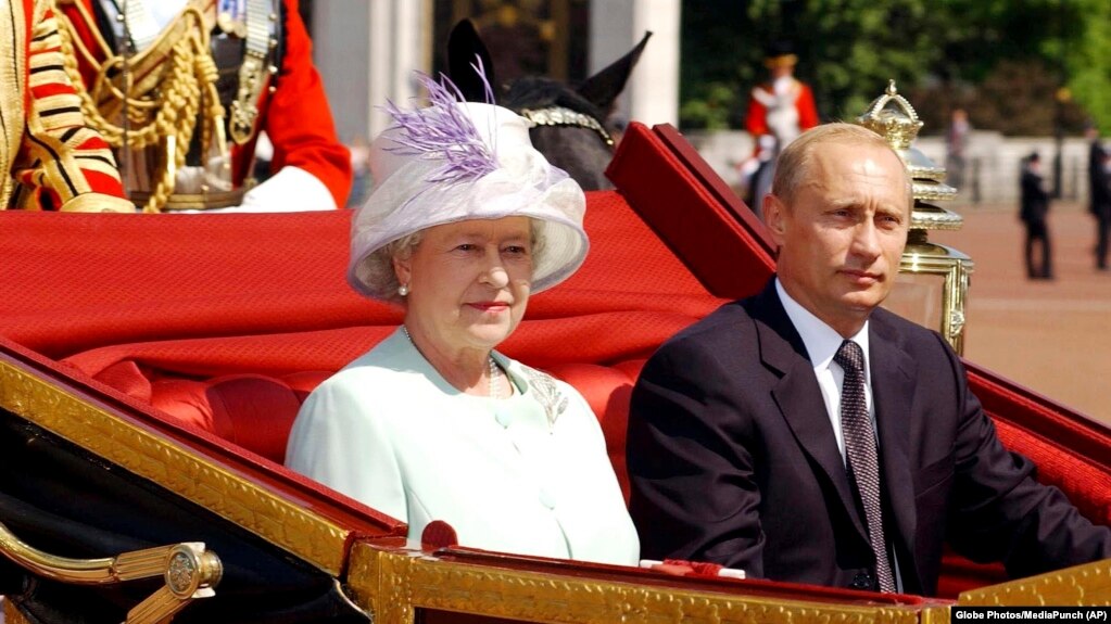  Кралица Елизабет и съветският президент Владимир Путин идват в Бъкингамския замък, Лондон, 24 юни 2003 година 